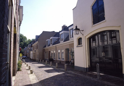 853577 Gezicht op de voorgevels van de huizen Keukenstraat 5 (rechts, gedeeltelijk)- hoger te Utrecht.